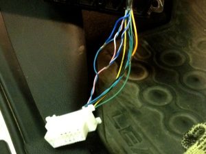 Csak három vezetéket kell bekötni és mind megtalálható az OBD csatlakozó kötegében