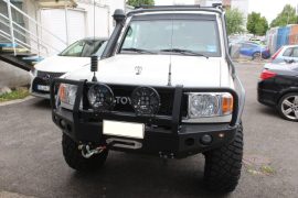 Toyota Land Cruiser 2021 GRJ78 – Tempomat (AP900), Ablakemelés (Wili2), Riasztó (HC777)